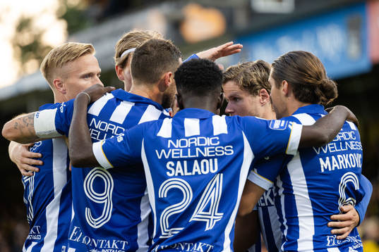 IFK Göteborgs spelare jublar med Gustaf Norlin