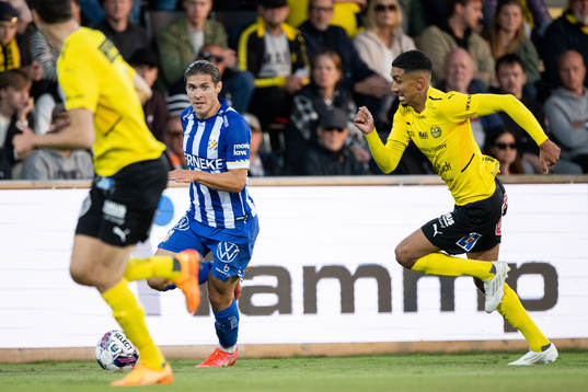 IFK Göteborgs Eman Markovic och Mjällbys Amir Al-Ammari