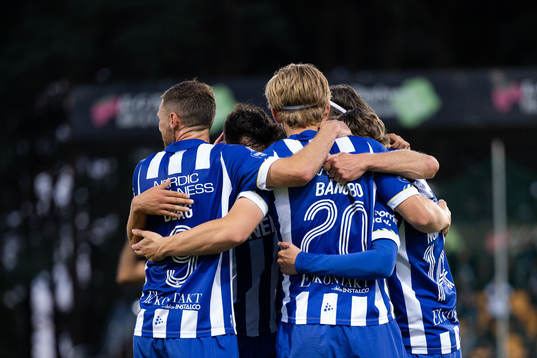 IFK Göteborgs spelare jublar med Johan Bångsbo