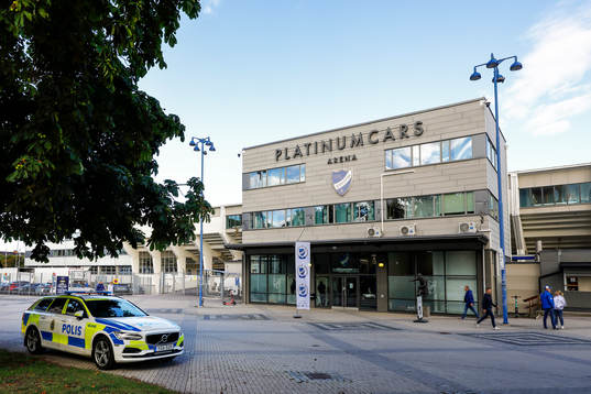 Platinumcars Arena med polisbil på plats före