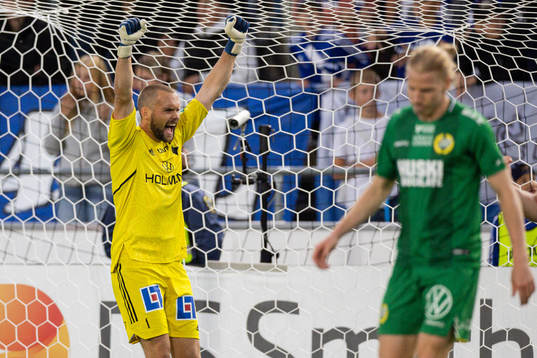 IFK Norrköpings målvakt Oscar Jansson jublar