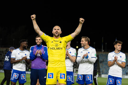 IFK Norrköpings målvakt Oscar Jansson jublar