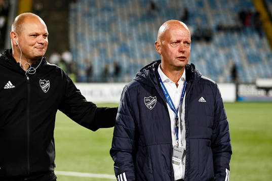 Assisterande tränare Vedran Vucucevic klappar en rörd