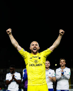 IFK Norrköpings målvakt Oscar Jansson jublar