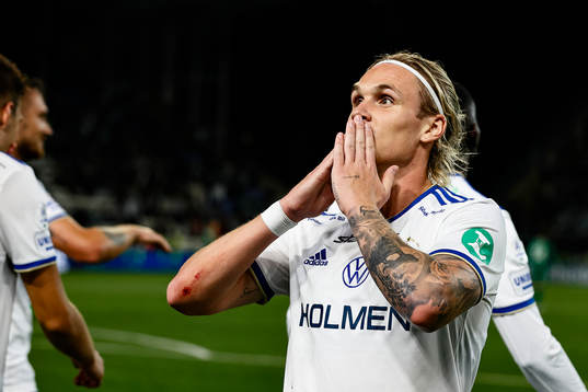 IFK Norrköpings Arnor Sigurdsson jublar med slängkyssar