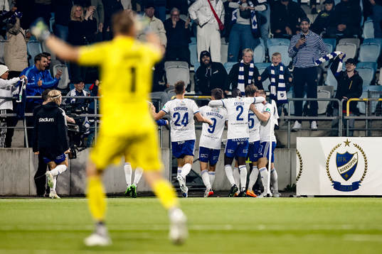 IFK Norrköpings spelare med målvakt Oscar Jansson i