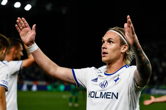 IFK Norrköpings Arnor Sigurdsson jublar med slängkyssar