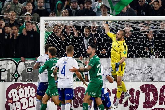 IFK Norrköpings målvakt Oscar Jansson jublar