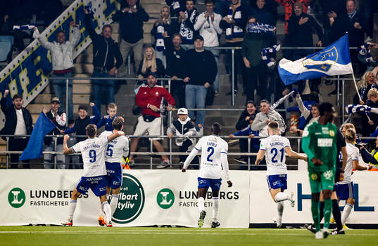 IFK Norrköpings spelare jublar framför publiken