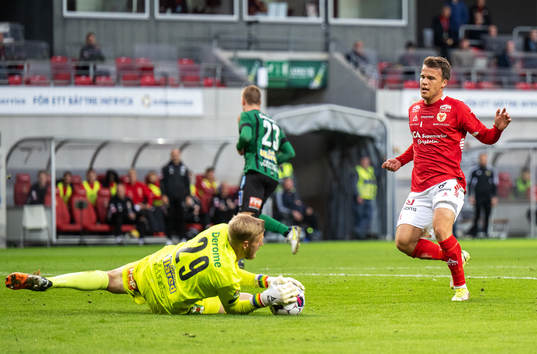 Varbergs målvakt Fredrik Andersson och Kalmars Simon Skrabb