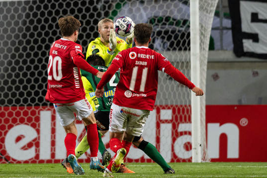 Kalmars Oliver Berg och Simon Skrabb oroar framför