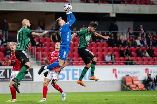 Varbergs Robin Simovic och Oliver Stanisic oroar framför