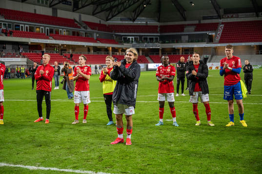 Kalmars Sebastian Nanasi jublar med lagkamrater