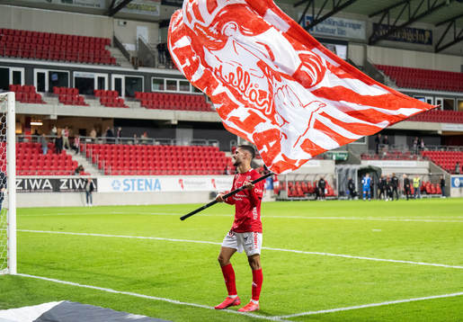 Kalmars Noah Shamoun jublar med en flagga