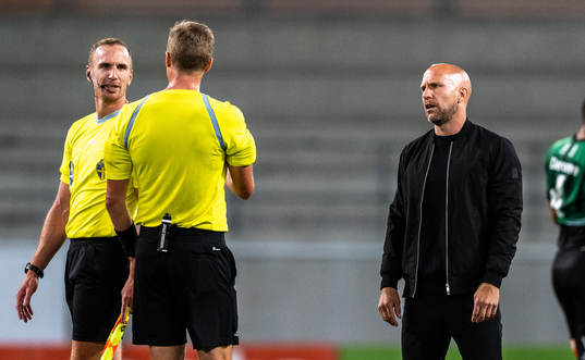 Domare Glenn Nyberg och Kalmars tränare Henrik Rydström