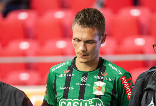 Varbergs Tobias Carlsson blev utbytt p g a skada