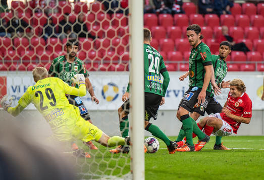 Kalmars Sebastian Nanasi gör här 1-0