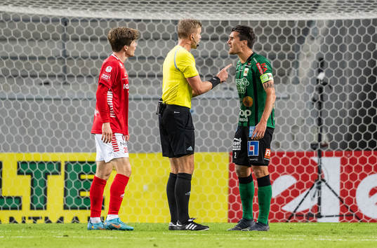 Domare Glenn Nyberg samtalar med Varbergs Jon Birkfeldt och