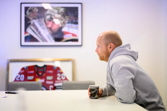 Frölundas Ryan Lasch blir intervjuad