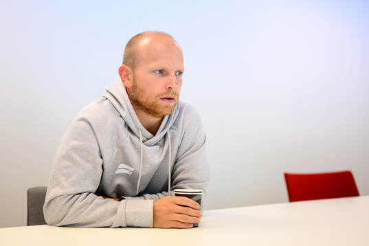 Frölundas Ryan Lasch blir intervjuad