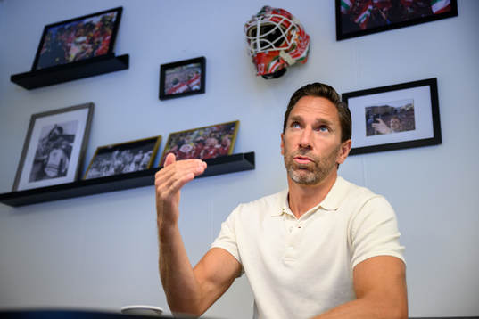 Frölundas Joel Lundqvist blir intervjuad