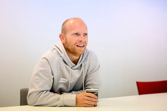 Frölundas Ryan Lasch blir intervjuad
