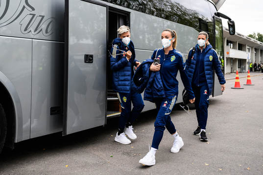 Lina Hurtig, Kosovare Asllani and Olivia Scough of Sweden