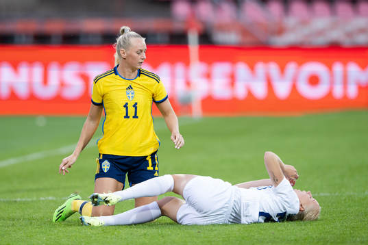 Stina Blackstenius of Sweden and Eveliina Summanen of