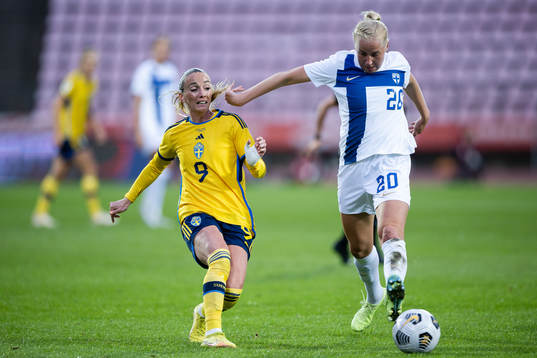 Kosovare Asllani of Sweden and Eveliina Summanen of Finland