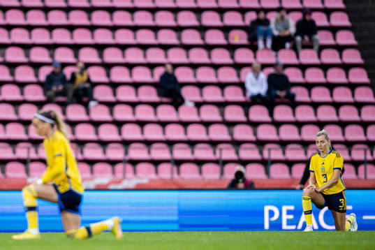 Kosovare Asllani and Linda Sembrant of Sweden takes a knee
