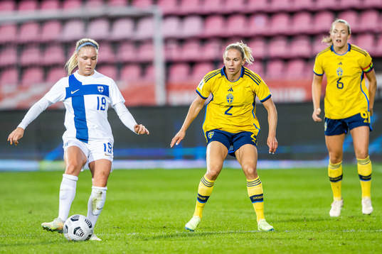 Emma Peuhkurinen of Finland and Jonna Andersson of Sweden