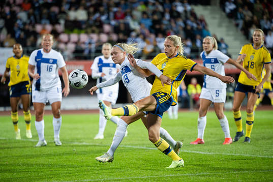 Emma Peuhkurinen of Finland and Jonna Andersson of Sweden