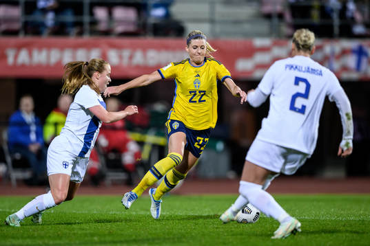 Emmi Siren of Finland and Olivia Scough of Sweden
