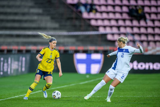 Olivia Scough of Sweden and Elli Pikkujämsä of Finland