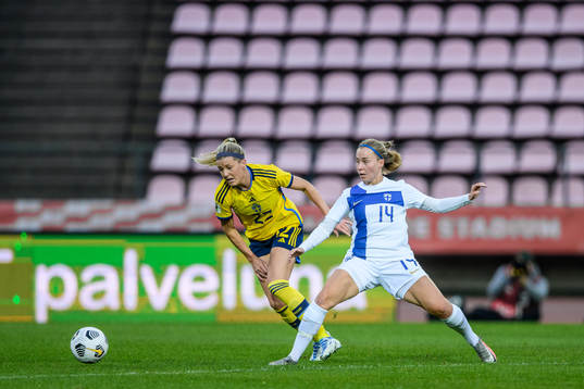 Olivia Scough of Sweden and Heidi Kollanen of Finland