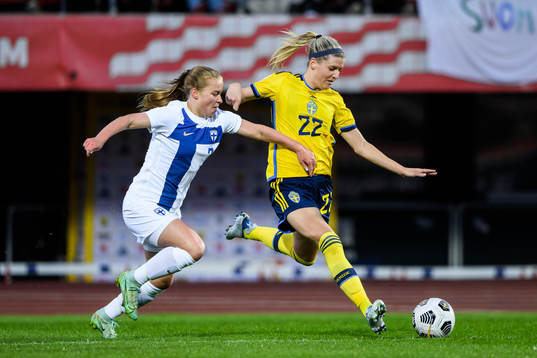 Elli Pikkujämsä of Finland and Olivia Scough of Sweden