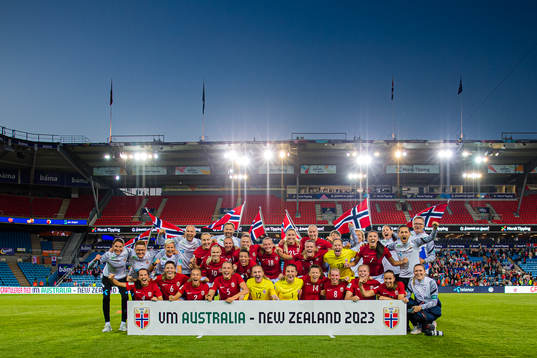 Players of Norway celebrates