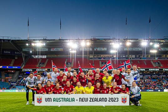 Players of Norway celebrates