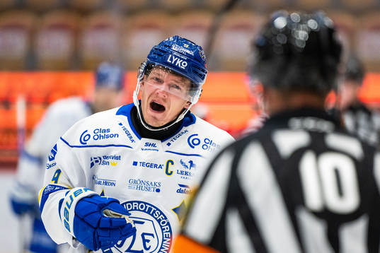 Leksands Patrik Zackrisson reagerar mot domaren