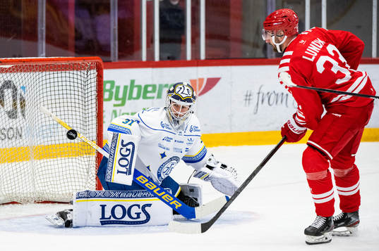 Leksands målvakt Kasimir Kaskisuo räddar ett skott från