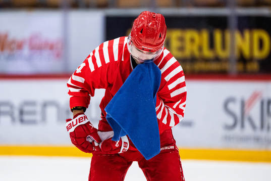 Timrås Emil Pettersson med en handduk mot munnen