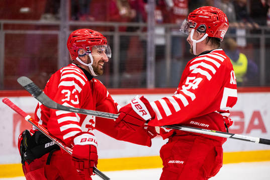 Timrås Albin Lundin jublar med målskytten till 3-1