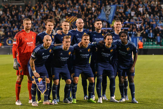 The starting eleven of Djurgården pose for a photo