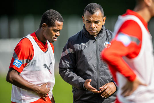 Issah Basit och tränare Alvaro Santos