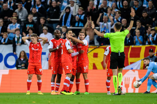 Vitor Oliveira, and Abel Ruiz of Braga look dejected as