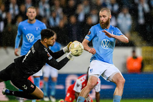 goalkeeper Matheus of Braga and Jo Inge Berget of Malmö FF