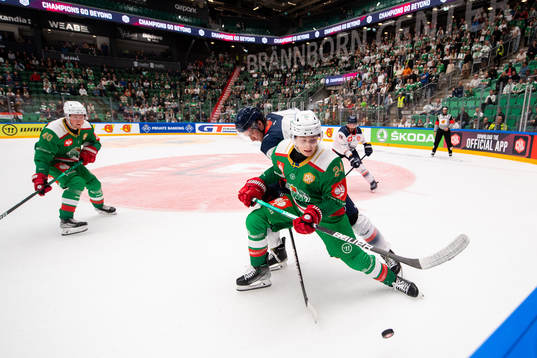 Marco Kasper of Rögle and Ben Betker of Fehervar