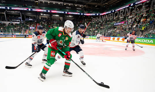 Erlend Lesund of Rögle against Henrik Nilsson and Csanad