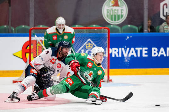 Andrew Sarauer of Fehervar and Adam Engström of Rögle