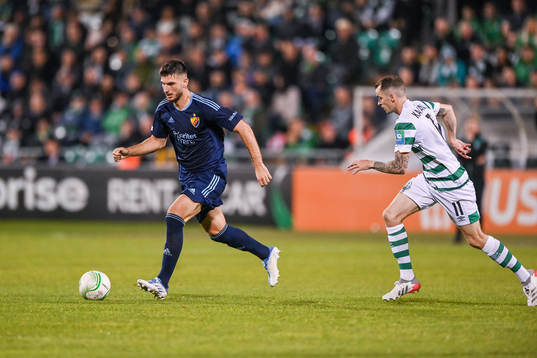 Besard Sabovic of Djurgården and Sean Kavanagh of Shamrock